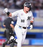 　２回、先制の左越えソロを放ちガッツポーズを決める池田（撮影・開出牧）