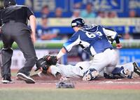 　３回、西川の左越え二塁打で一塁からホームに滑り込むもタッチアウトとなった友杉（下）。捕手・古市（撮影・開出牧）
