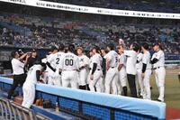 　試合前、円陣を組むロッテナイン（撮影・開出牧）