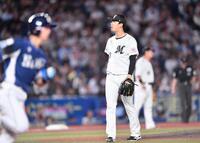 　７回、滝沢（左手前）に中前打を打たれ完全試合達成の夢破れた木村（撮影・開出牧）