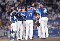 　５回、寺地に四球を与え満塁のピンチを迎えた菅井（７１）の元に集まる西武ナイン（撮影・開出牧）