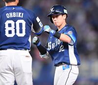 　７回、中前打を放ち大引啓次コーチ（手前）とタッチを交わす滝沢（撮影・開出牧）