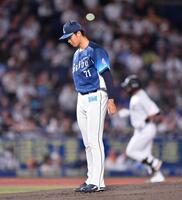 　２回、池田（後方）に先制の左越えソロを打たれ肩を落とす菅井（撮影・開出牧）