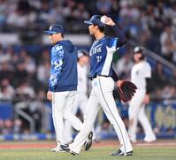 　６回、友杉に左前適時打を打たれ降板した菅井（手前）。左後方は投手交代を告げた西口監督（撮影・開出牧）