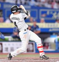 　６回、左前適時打を放つ友杉（撮影・開出牧）