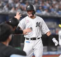 　２回、先制の左越えソロを放ちナインとタッチを交わす池田（撮影・開出牧）