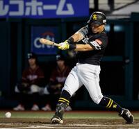 　１回、中村が先制の二ゴロを放つ