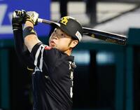 　６回、近藤が左越えに２点二塁打を放つ