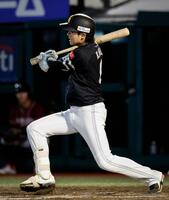 　２回、川瀬が右前に適時打を放つ