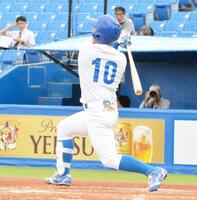 　１回、先制ソロを放つ青学大・小田