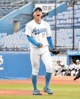 　気迫の雄たけびを挙げる青学大・中西