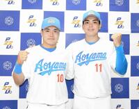 　先制ソロを放った青学大・小田（左）と好投した中西