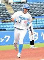 　１回、先制ソロを放ちダイヤモンドを一周する青学大・小田