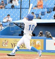 　１回、先制ソロを放つ青学大・小田