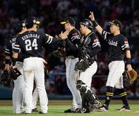 　楽天に勝利し、タッチを交わすソフトバンクナイン