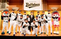 　オリックスの新入団会見。（上段左から）赤松幸輔、杉本裕太郎、佐藤世那、福良監督、吉田凌、赤間謙、塚田貴之、（中段左から）角屋龍太、青山大紀、大城滉二、鈴木昂平、（下段左から）近藤大亮、吉田正尚＝２０１５年１２月