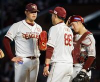 　４回途中、三木監督（中央）から交代を告げられるヤフーレ