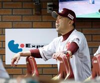 　９回、厳しい表情で試合を見守る三木監督