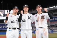 　プロ初完封勝利を挙げガッツポーズを決める木村（中央）。左は猛打賞で援護した池田、右は西川（撮影・開出牧）