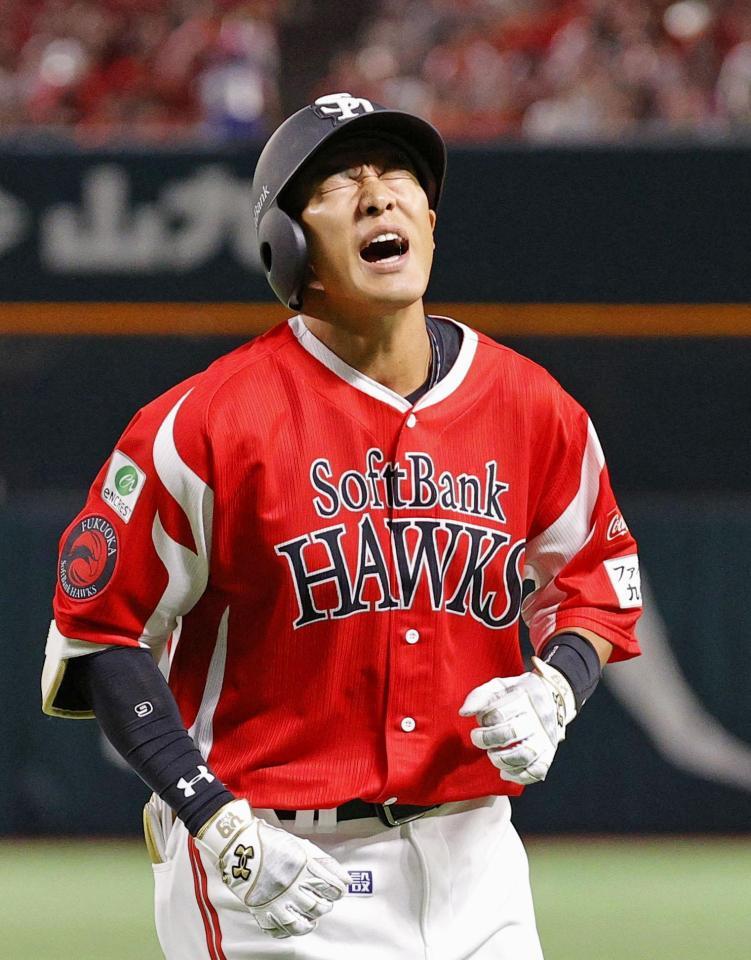 　７回、好機で遊飛に倒れた柳田