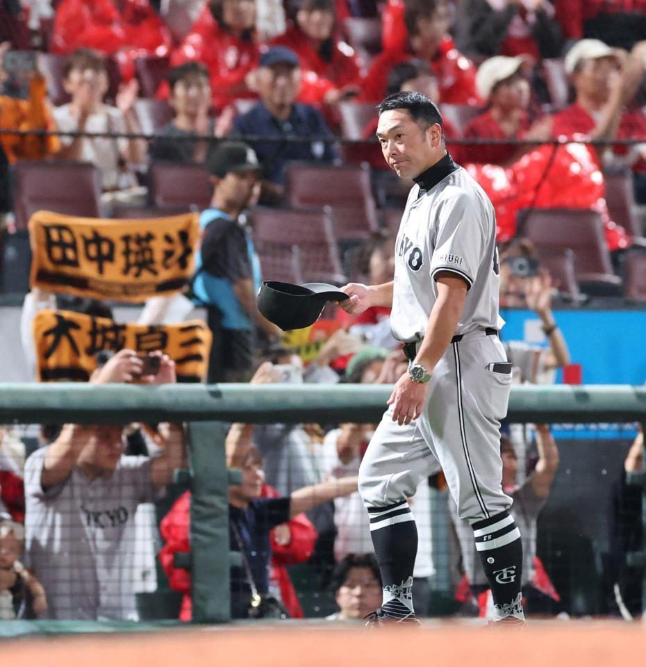 　今季、マツダスタジアムでの最終戦を終え、ファンにあいさつする阿部監督（撮影・市尻達拡）