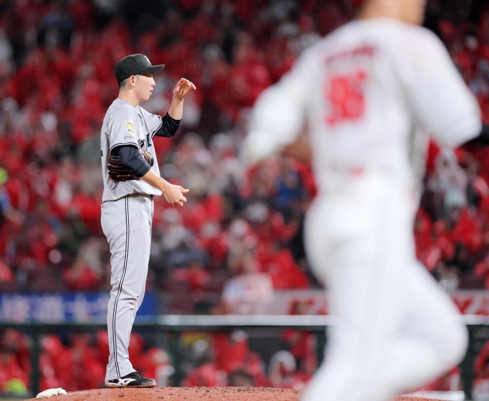 　２回、中村奨（手前）に２ランを許した戸郷