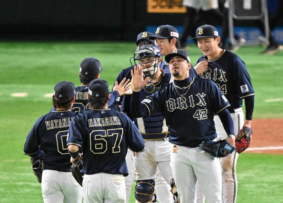 　ソフトバンクに４連勝し、喜び合うオリックスナイン