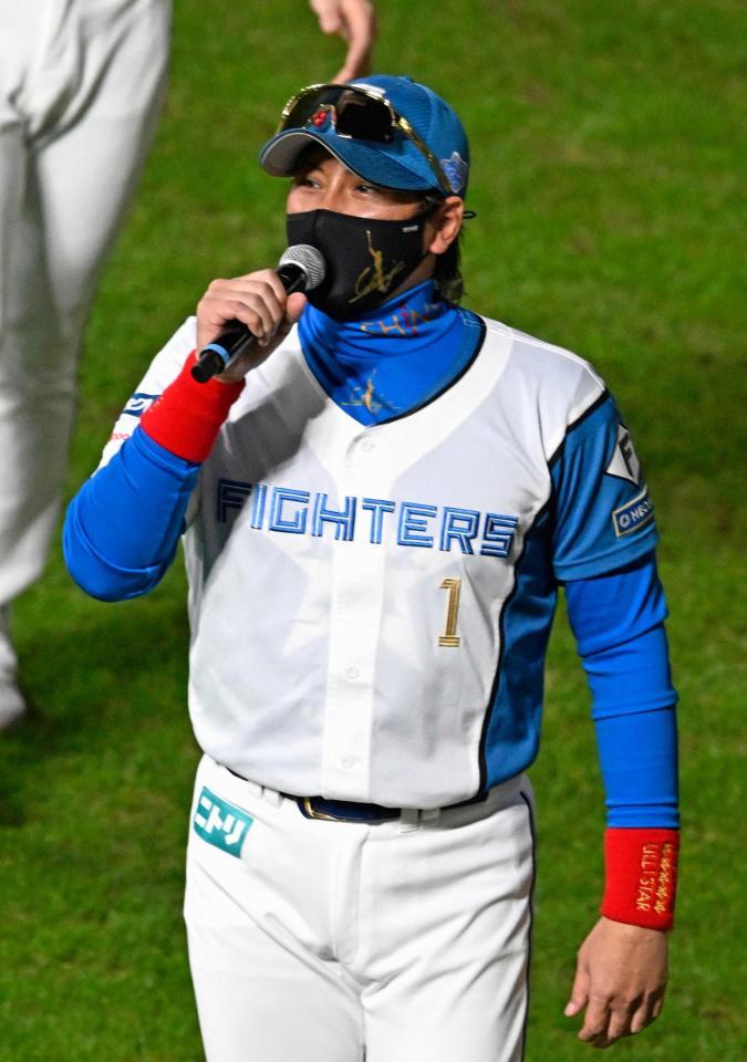 　マイクを手に場内一周する新庄監督