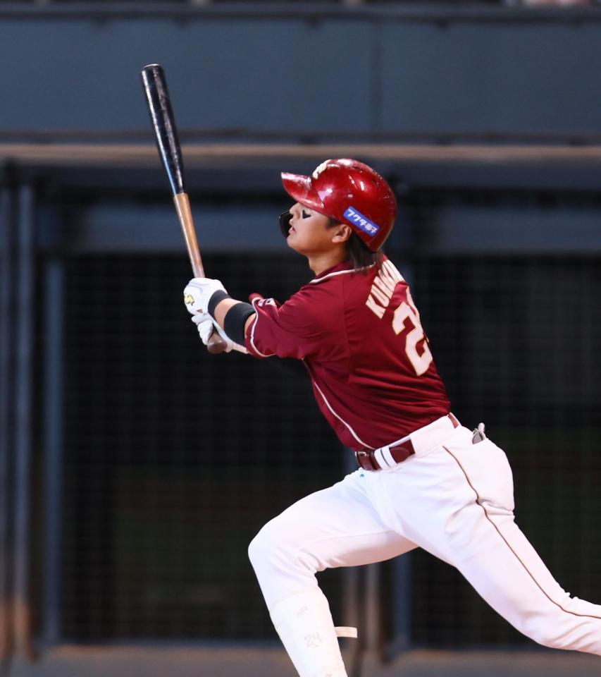 　１回、先制２ランを放つ黒川（撮影・中島達哉）