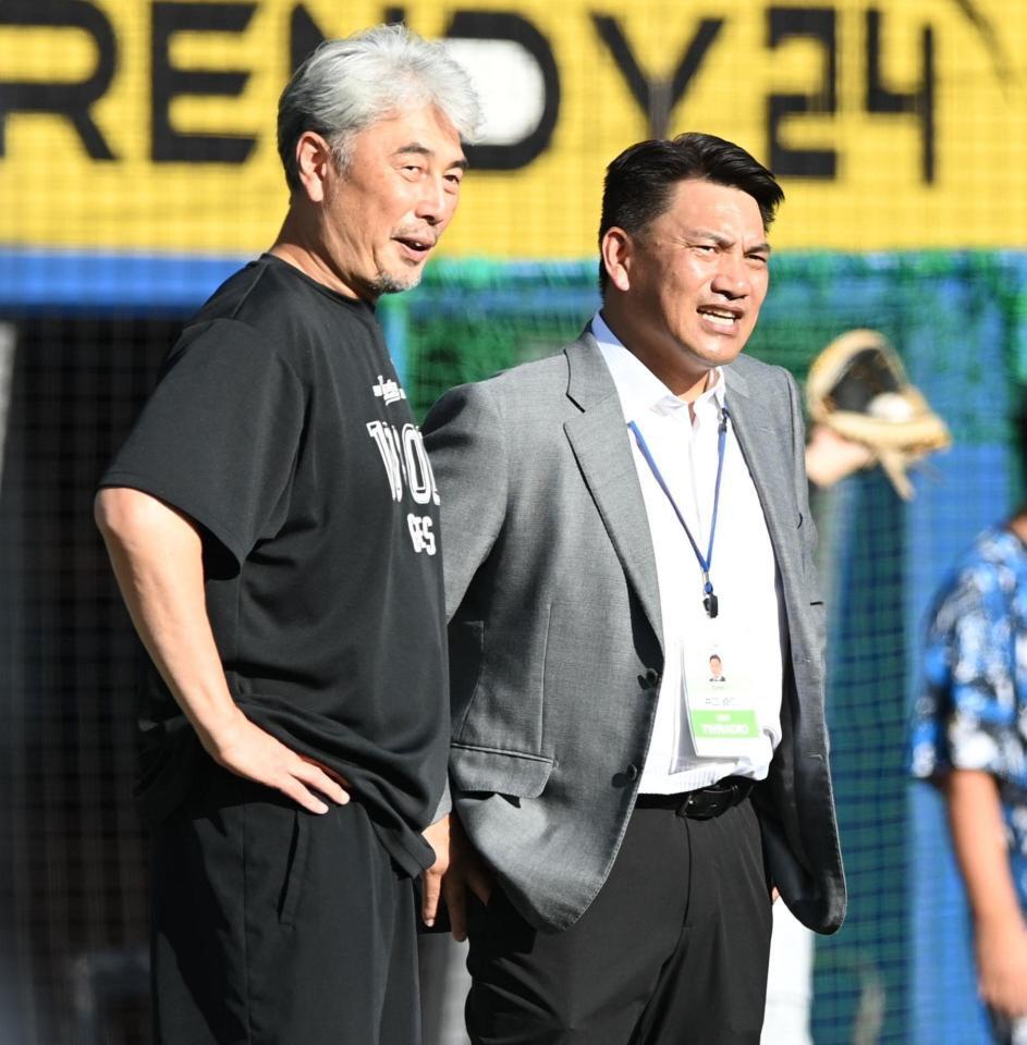 　試合前の練習に訪れた井口資仁氏（右）と談笑する吉井監督（撮影・開出牧）