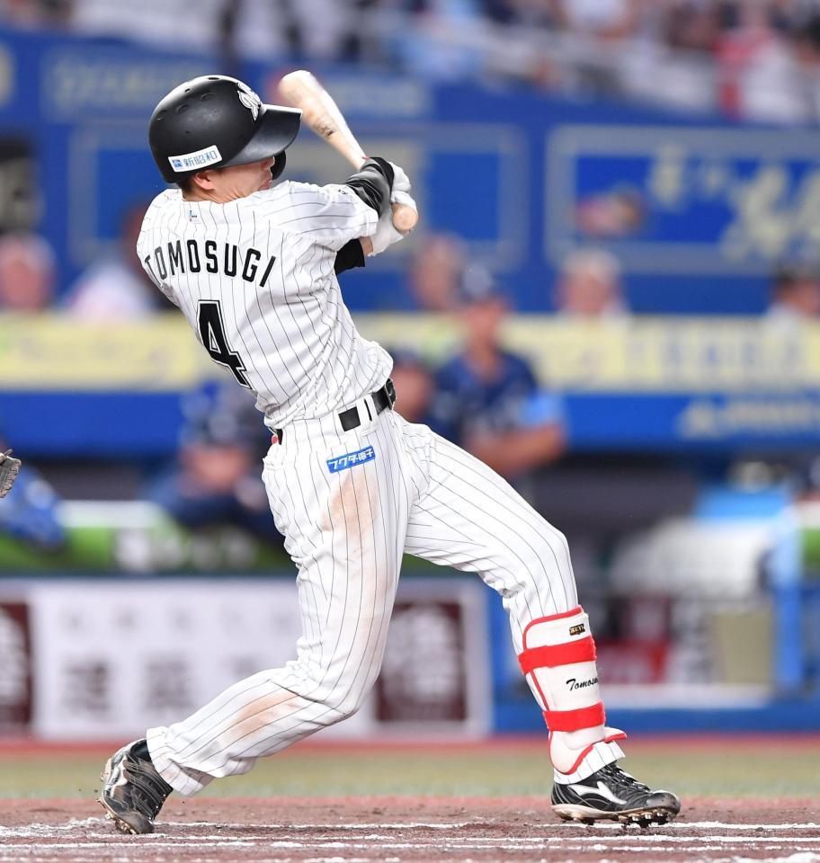 　６回、左前適時打を放つ友杉（撮影・開出牧）