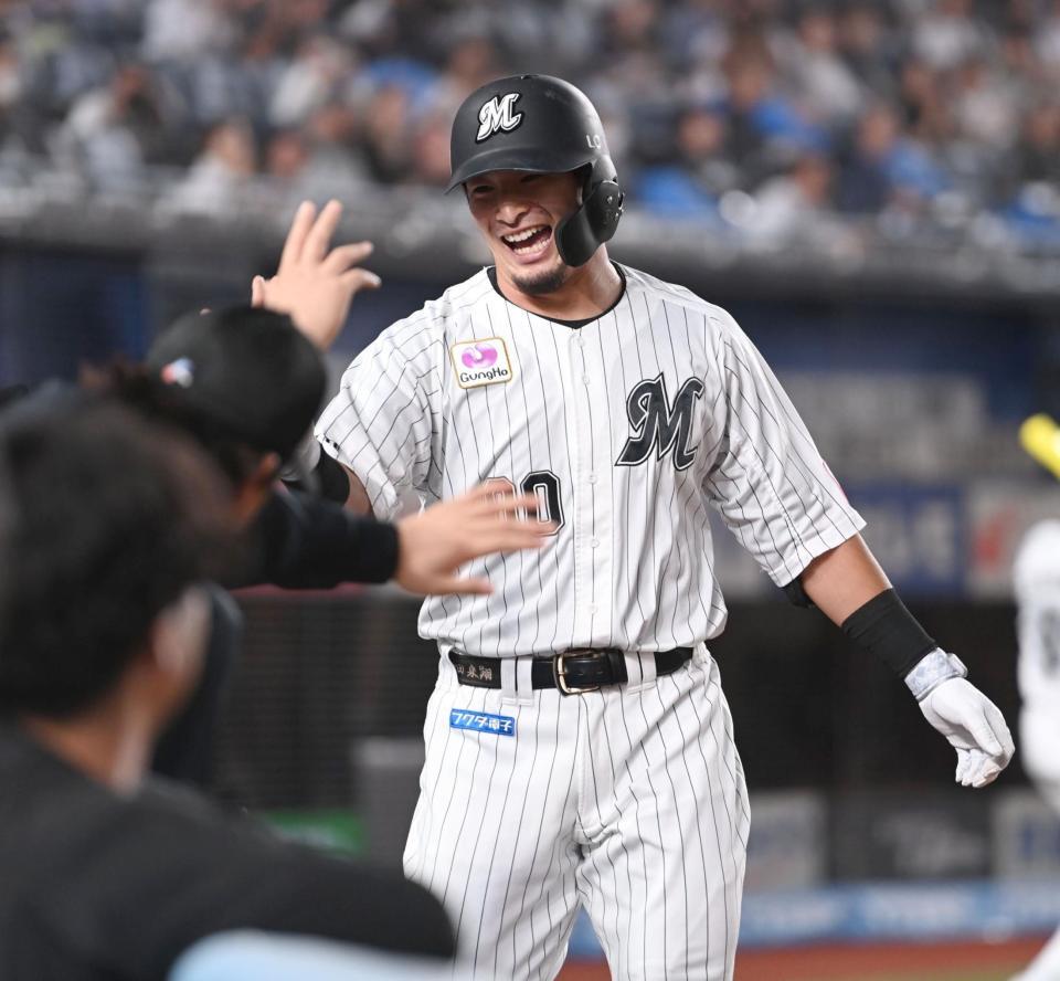 　２回、先制の左越えソロを放ちナインとタッチを交わす池田（撮影・開出牧）