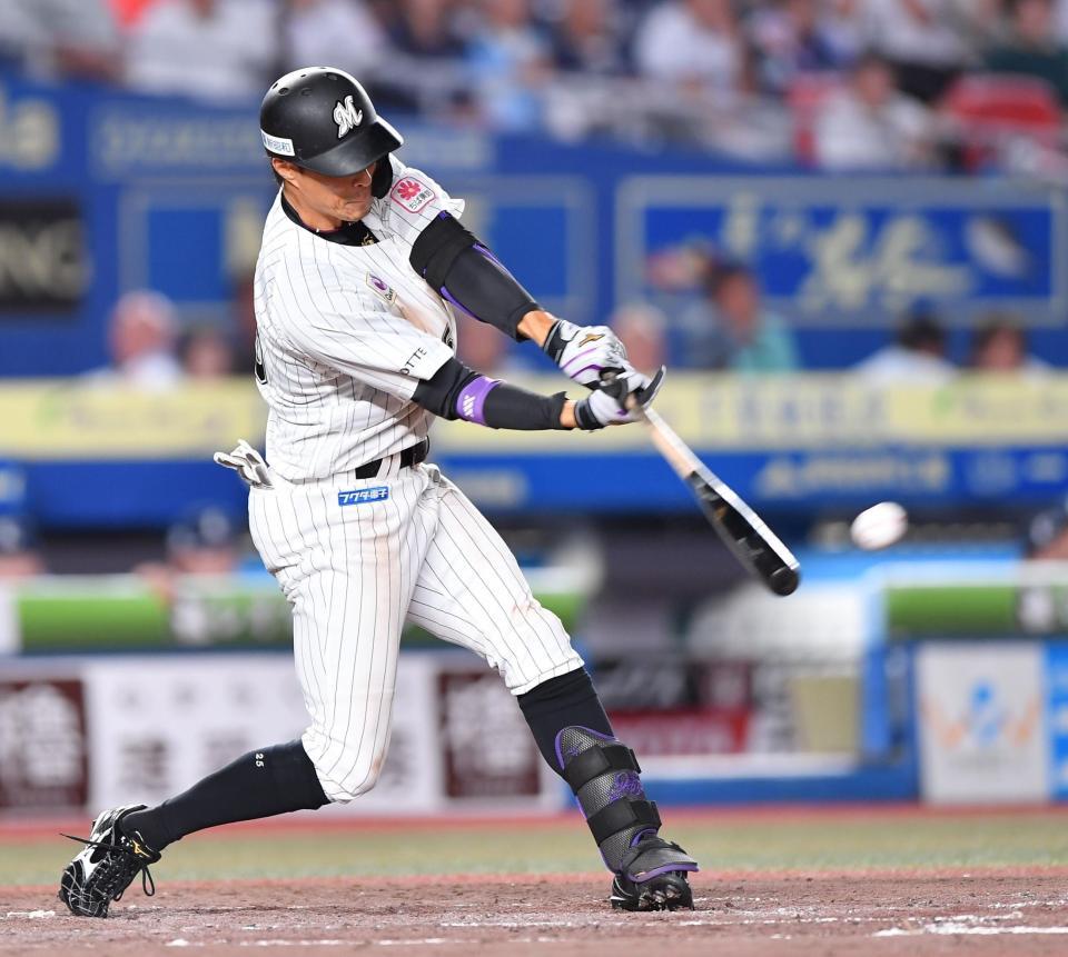 　５回、中前２点適時打を放つ岡（撮影・開出牧）