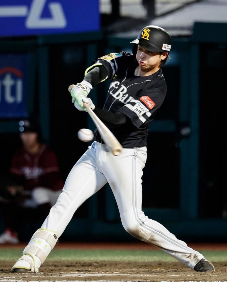 　４回、川瀬が中前に適時打を放つ