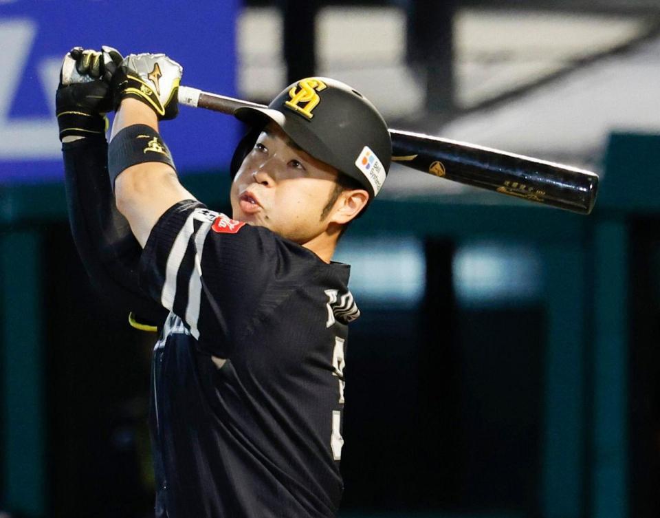 　６回、近藤が左越えに２点二塁打を放つ