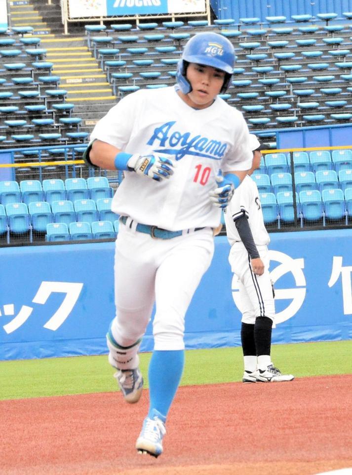 　１回、先制ソロを放ちダイヤモンドを一周する青学大・小田