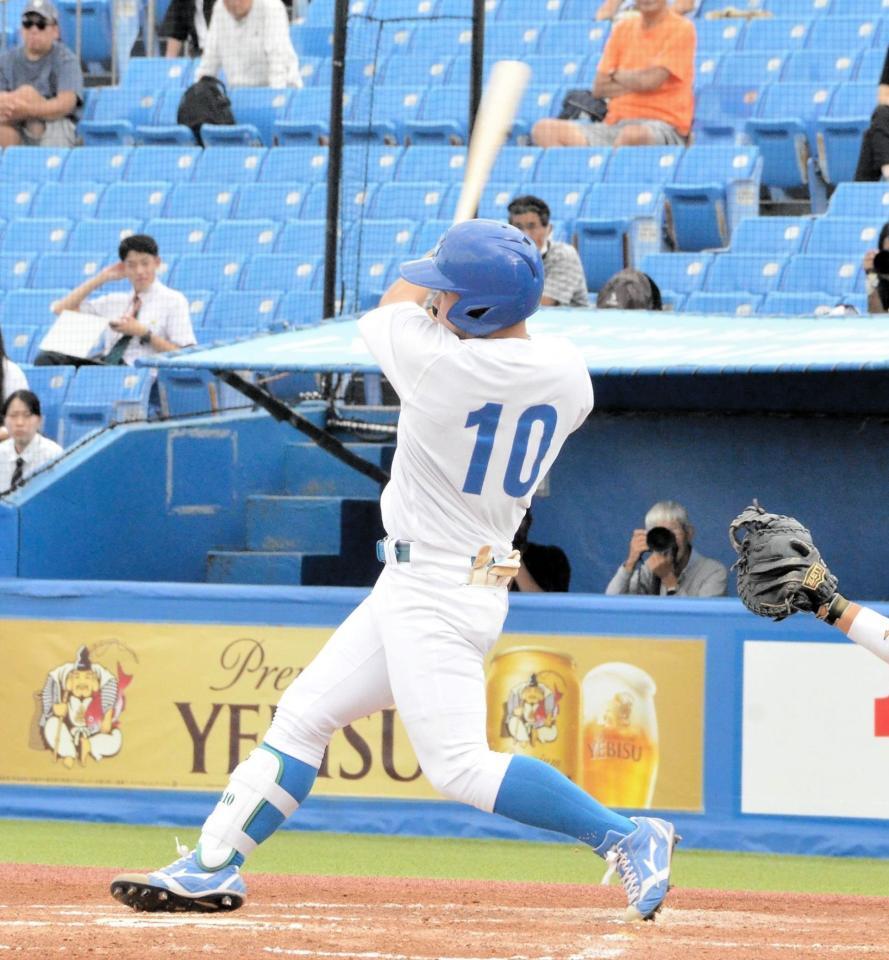 　１回、先制ソロを放つ青学大・小田