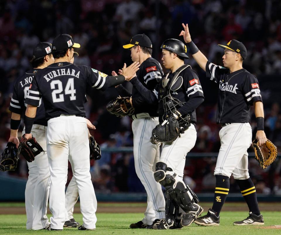 　楽天に勝利し、タッチを交わすソフトバンクナイン