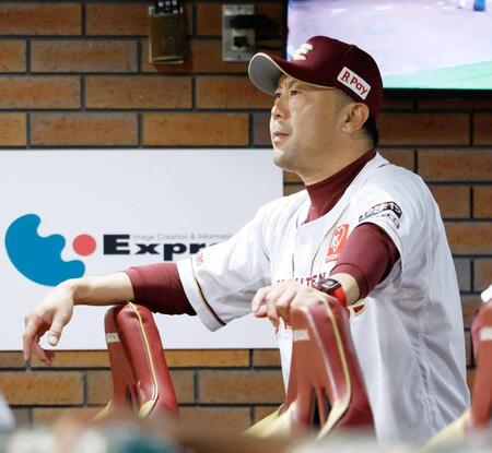 　９回、厳しい表情で試合を見守る三木監督