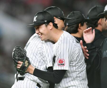 　プロ初完封し、吉井監督と抱き合う木村（撮影・開出牧）