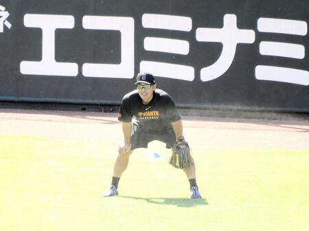 　外野から打撃練習を見守る阿部監督