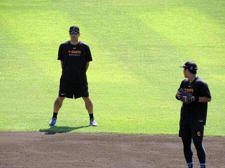 　巨人が全体練習。阿部監督（左）は守備練習する石塚に声をかける