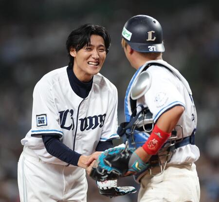 　セレモニアルピッチを終え、上地雄輔（右）と握手する松谷鷹也（撮影・西岡正）