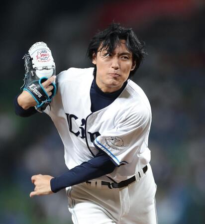 　セレモニアルピッチを行う松谷鷹也（撮影・西岡正）