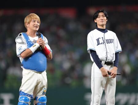 【写真】セレモニアルピッチに登場した松谷鷹也　上地雄輔のプロテクター似合いすぎｗ