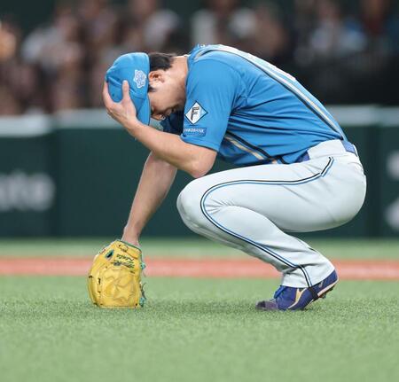 　７回、ネビンに逆転３ランを浴び、下を向く上原（撮影・西岡正）