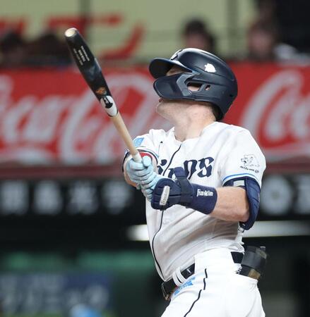 　７回、逆転３ランを放つネビン（撮影・西岡正）