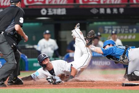 　７回西武２死一、二塁、滝沢の二塁打で、二走に続き一走西川が生還。捕手田宮＝ベルーナドーム