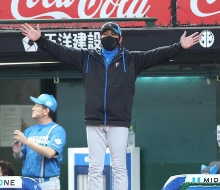 　９回、代走を告げる新庄監督（撮影・西岡正）