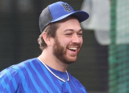 【写真】ＤｅＮＡの優良助っ人・ケイ　寄り添う美人妻が超かわいらしい